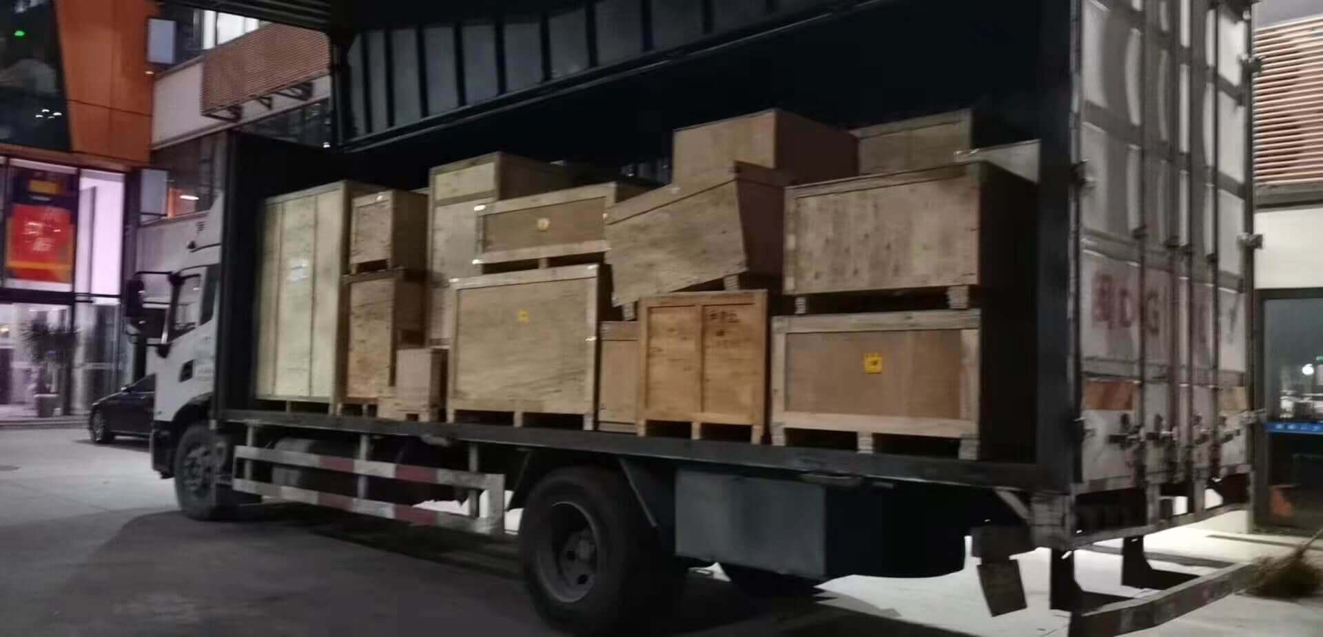Два контейнера с машинами для изготовления пакетов с ячейками отправлены в США